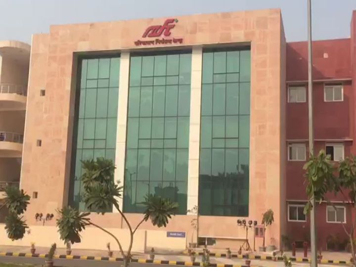 पूरे EDFC के लिए प्रयागराज का ऑपरेशन कंट्रोल सेंटर एक कमांड सेंटर की तरह काम करेगा। ये सेंटर दुनिया भर में इस तरह के सबसे बड़े स्ट्रक्चर में से एक है। - Dainik Bhaskar