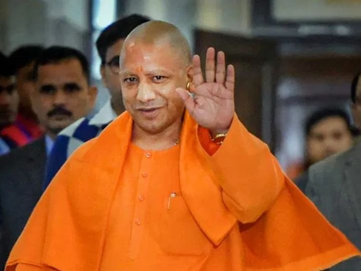 मुख्यमंत्री योगी आदित्यनाथ को पत्र लिखने वालों में पूर्व राष्ट्रीय सुरक्षा सलाहकार शिवशंकर मेनन जैसे कई बड़े पूर्व IAS अफसर हैं। - Dainik Bhaskar