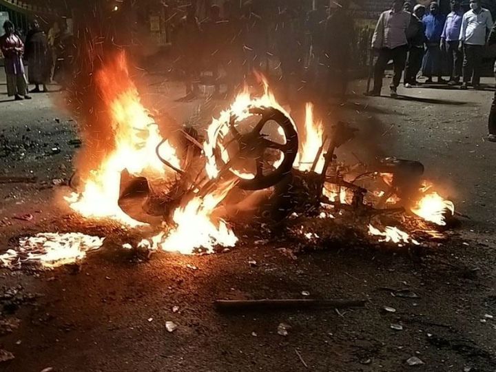 तृणमूल कांग्रेस के कार्यकर्ता की हत्या के बाद हावड़ा में जमकर तोड़फोड़ की गई। मौके पर TMC कार्यकर्ताओं ने गाड़ियों में भी आग लगा दी। - Dainik Bhaskar