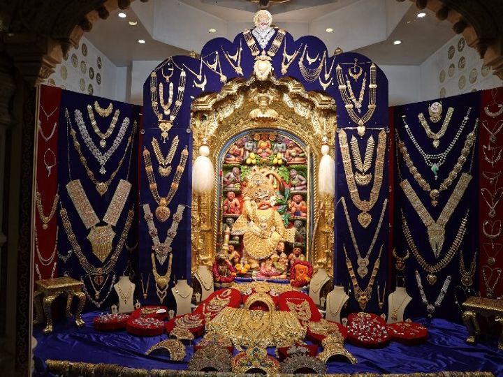 Salangpur Krishabhanjan Hanumanji's makeup with 21 kg gold, more than 100  necklaces in jewelry, 300 bracelets and 500 fingers | 21 kg gold ornaments  worn by Hanumanji in Salangpur, Gujarat; These include