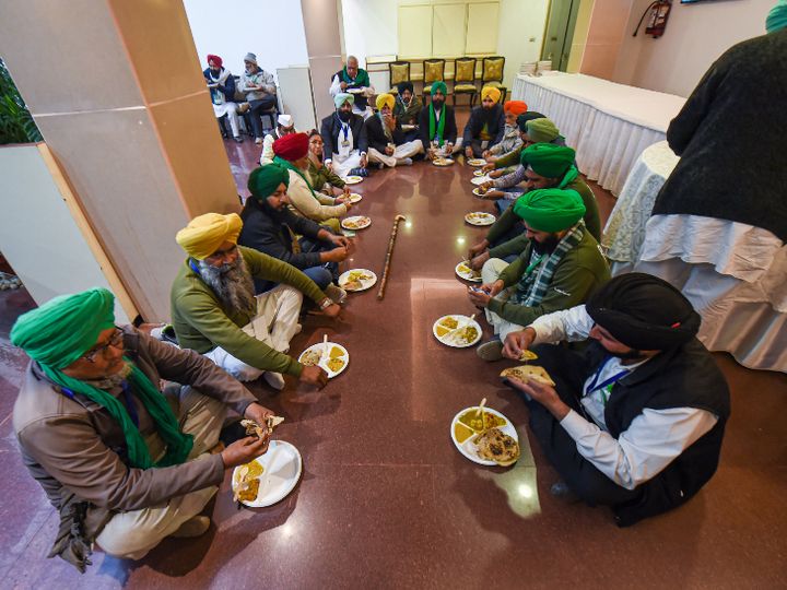 सरकार और किसानों के बीच बुधवार को 7वें दौर की बातचीत हुई। इस दौरान हमेशा की तरह किसान खाना अपने साथ ले गए थे। विज्ञान भवन में मीटिंग के बीच उन्होंने जमीन पर बैठकर खाना खाया। - Dainik Bhaskar