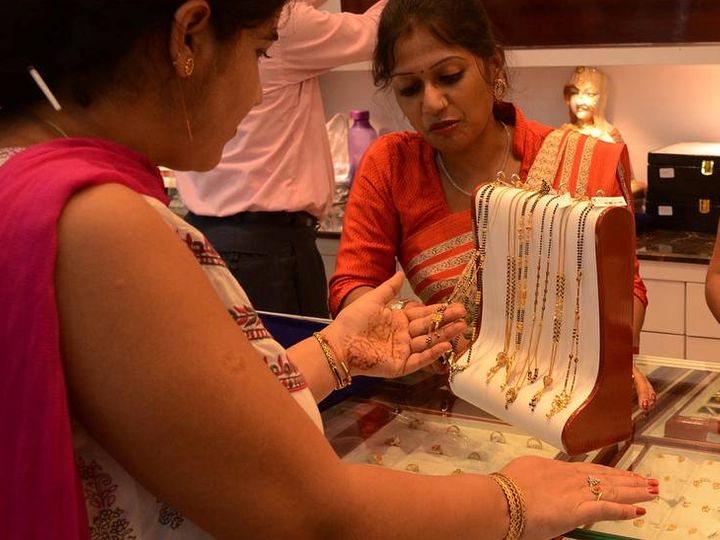 फरवरी में डिलीवर होने वाले सोने की कीमत 0.13 प्रतिशत की गिरावट के साथ 49,976 रुपए प्रति 10 ग्राम हो गई - Dainik Bhaskar