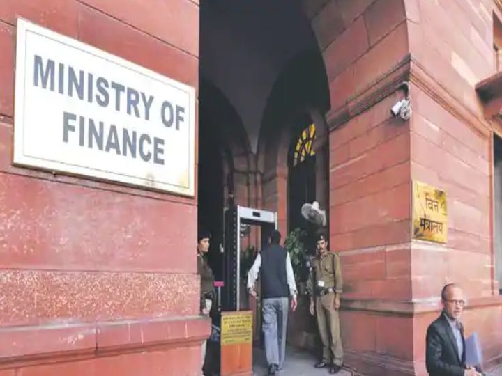 अभी जेम्स एंड ज्वैलरी सेक्टर में बिना KYC, पैन और आधार के जरिए 2 लाख रुपए तक की कैश ट्रांजेक्शन की इजाजत है। - Dainik Bhaskar
