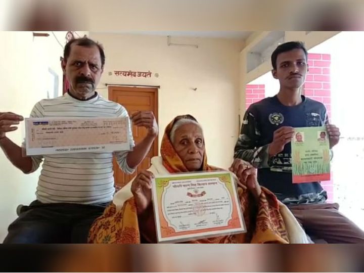 यह फोटो बस्ती की है। प्रगतिशील किसान शांति देवी को राज्य सरकार ने पुरस्कृत किया है। सरकार की तरफ से मिले चेक, सर्टिफिकेट को दिखाते परिवारीजन। - Dainik Bhaskar