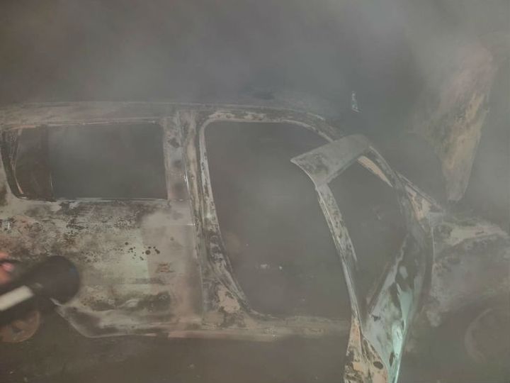 बोनट से लगी आग कार में अंदर तक फैल गई। इससे सेंट्रल लॉक सिस्टम फेल हो गया। इसकी वजह से पति लाख प्रयास के बावजूद पत्नी को बाहर निकालने में कामयाब नहीं हुआ। - Dainik Bhaskar