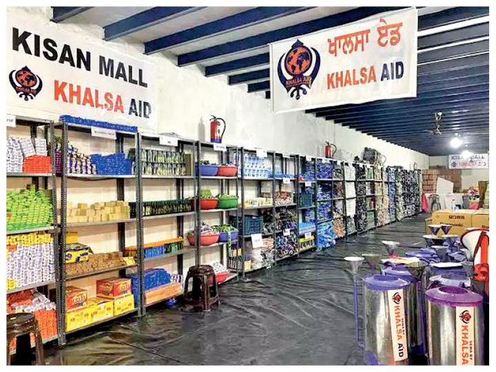 मॉल में सामान लेने के लिए लोगों की भीड़ न लग जाए इसलिए टोकन सिस्टम लागू किया गया है। - Dainik Bhaskar