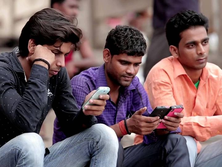 कंपनी अपने ग्राहकों को SMS के माध्यम से इसके बारे में बता रही है - Dainik Bhaskar
