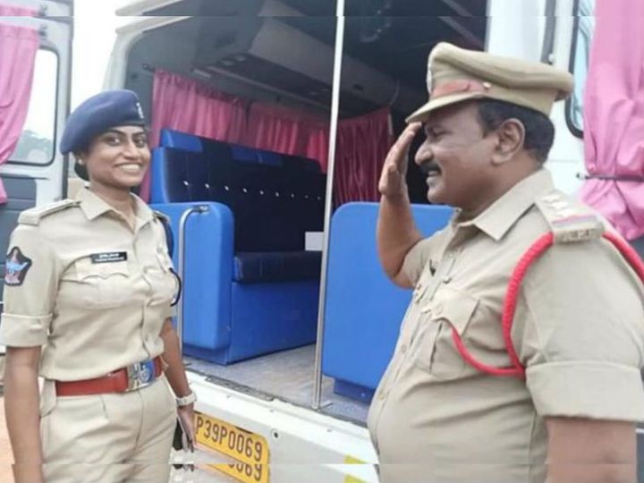सर्कल इंस्पेक्टर वाय श्याम सुंदर अपनी DSP बेटी जेसी प्रशांति को सैल्यूट करते हुए। प्रशांति तिरुपति में पोस्टेड हैं। - Dainik Bhaskar