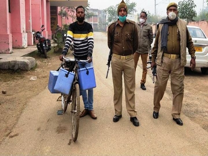 चौका घाट सेंटर से कर्मचारी डमी वैक्सीन लेकर पहुंच था महिला अस्पताल। - Dainik Bhaskar