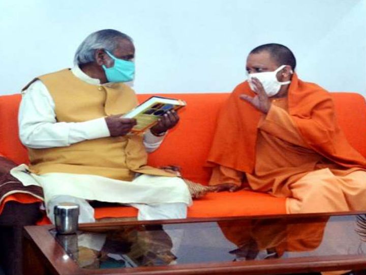 यूपी के सीएम योगी आदित्यनाथ ने पूर्व सीएम कल्याण सिंह को उनके घर जाकर जन्मदिन की बधाई दी। - Dainik Bhaskar
