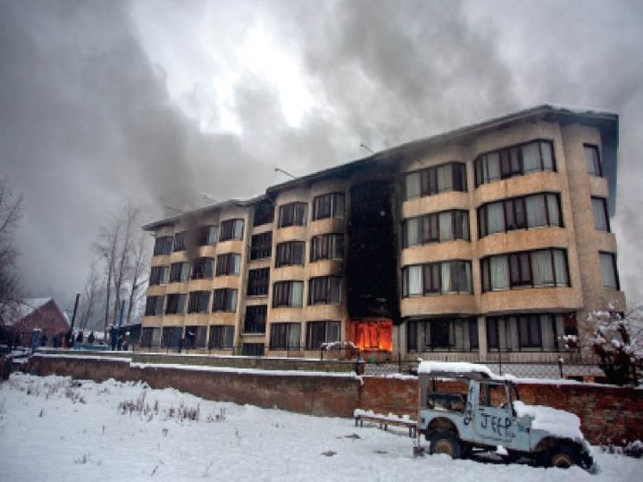 A fierce fire in the Welcome Hotel near Dal Lake in the Kashmir Valley | कश्मीर घाटी में लगातार गिर रहे बर्फ के बीच होटल में लगी आग; पर्यटकों को सुरक्षित बाहर निकाला गया 7 5jaipurdak pg7 0 1 1609872427