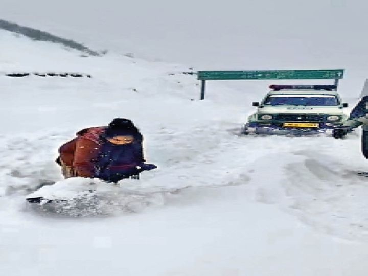 फार्मासिस्ट जयललिता ने दोनों कर्मचारियों के साथ मिलकर बर्फ हटाई। - Dainik Bhaskar