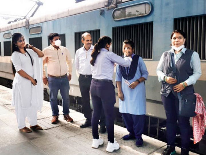 पहली बार किसी ट्रेन को पूरी तरह महिला क्रू ने ऑपरेट किया। इस मौके पर मालगाड़ी की तीनों क्रू मेंबर्स का सम्मान किया गया। - Dainik Bhaskar
