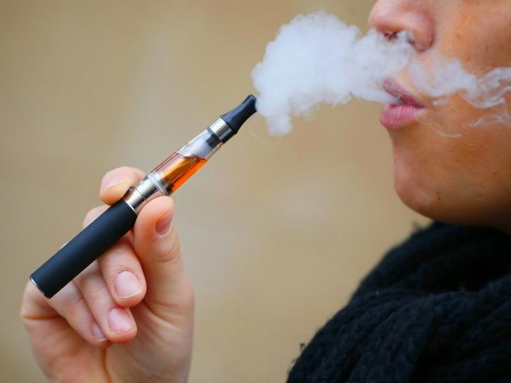 ई-सिगरेट पीते हैं तो स्मोकर बनने का खतरा 3 गुना तक बढ़ जाता है