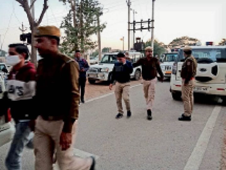 आरटीओ ऑफिस के बाहर देर रात तक चलती रही जांच, फर्जी लाइसेंस, आरसी सहित अन्य सैकड़ों दस्तावेज जब्त