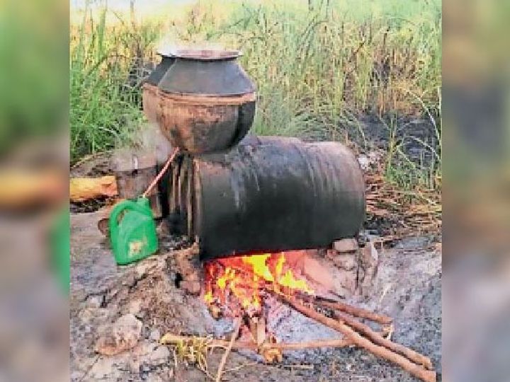 कार्रवाई सिर्फ दिखावा:गांवों में 15 से 50 रुपए में बिक रही अवैध शराब, ठिकाने बदले, नहीं रुका कारोबार