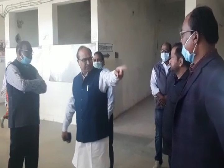 तस्वीर जशपुर के कांग्रेस नेता पवन अग्रवाल की है। कोरोना काल में काम करने वाले डॉक्टर्स के साथ वो इस अंदाज में बात करते दिखे। - Dainik Bhaskar