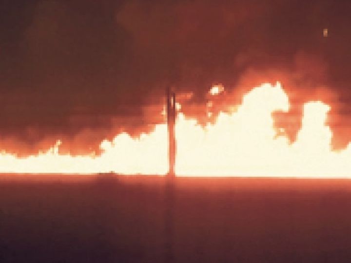 फ्लाईओवर:ट्रक को ओवरटेक करने के प्रयास में 2 ट्रोले भिड़े, डीजल टैंक में विस्फोट से आग, युवक जिंदा जला