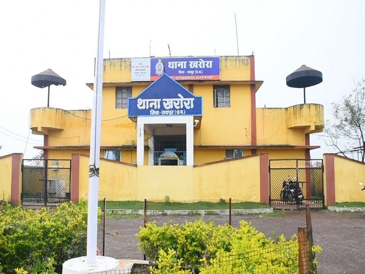 तस्वीर रायपुर के खरोरा थाने की है। पुलिस ने महिला की मदद की अब जल्द ही आरोपी पति को पकड़ने का दावा किया जा रहा है। - Dainik Bhaskar