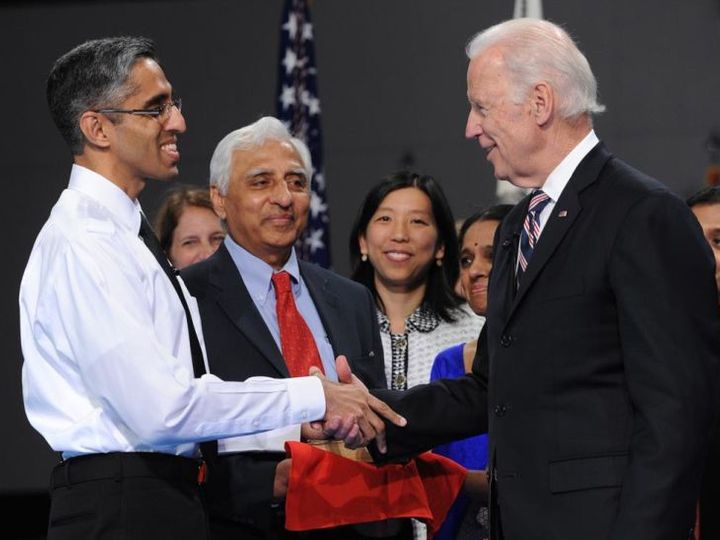 जो बाइडेन के साथ भारतीय मूल के डॉक्टर विवेक मूर्ति। बाइडेन और विवेक के रिश्ते तब से हैं, जब बाइडेन उपराष्ट्रपति थे। विवेक को सर्जन जनरल अपॉइंट किया गया है। (फाइल) - Dainik Bhaskar
