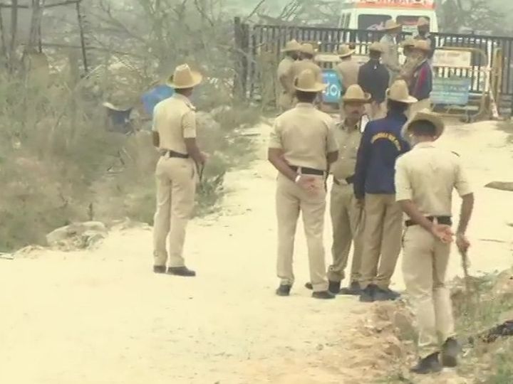 चिकमंगलूर जिले के हुनासोडू गांव में जांच के लिए पुलिस और प्रशासनिक अधिकारी मौजूद हैं। इलाके को सील कर दिया गया है। - Dainik Bhaskar