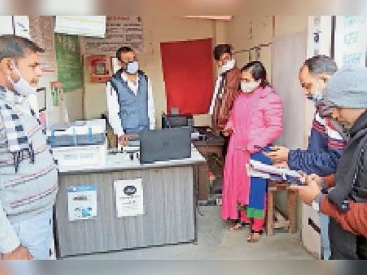 ई-मित्र केंद्रों पर नहीं मिली रेट लिस्ट, एसडीएम ने संचालकों को पाबंद किया