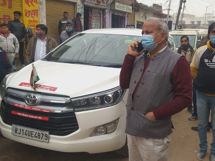 मंत्री का एक्शन: भरतपुर में बीच शहर बने गेट का मुआयना करने पहुंचे मंत्री गर्ग, जर्जर हाल देखकर कहा- तुरंत रास्ता बंद करो