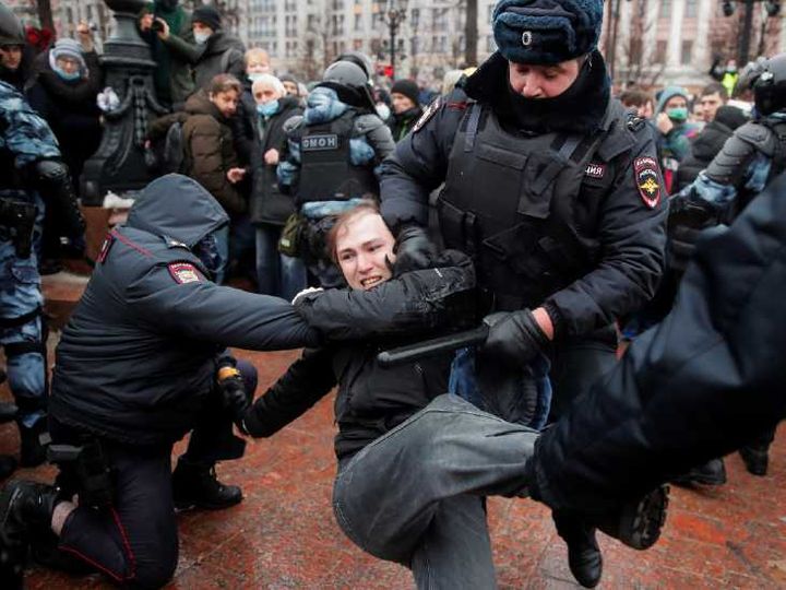 मॉस्को और सेंट पीटर्सबर्ग में हिंसा की खबरें हैं। यहां प्रदर्शनकारी पुलिस से भिड़ गए। - Dainik Bhaskar