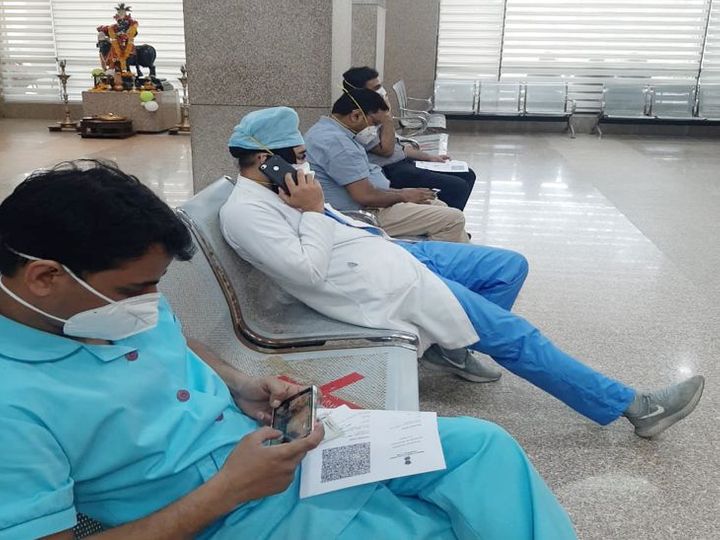 बॉम्बे अस्पताल में एक के स्थान पर अब दो सेंटर बनाकर टीका लगाया जा रहा है। - Dainik Bhaskar