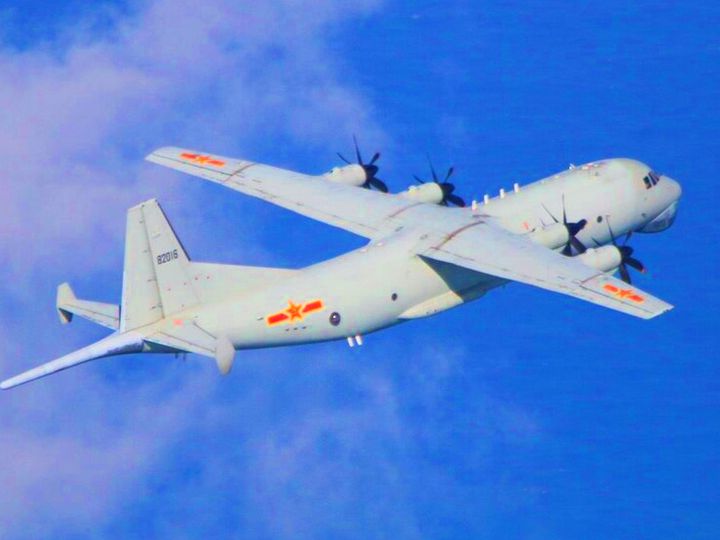 फोटो पिछले साल नवंबर की है। तब चीन के एंटी सबमरीन एयरक्राफ्ट ने ताइवान के एयर स्पेस में उड़ान भरी थी। इसके बाद अमेरिका ने यहां अपने फाइटर जेट्स भेज दिए थे। - Dainik Bhaskar