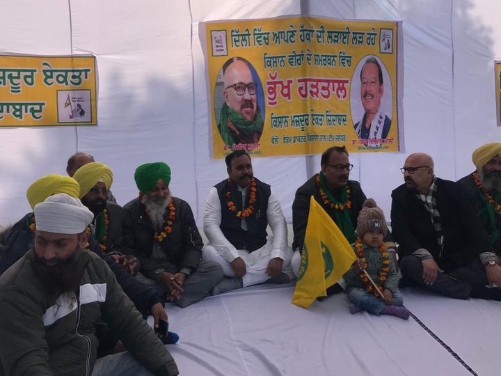 जालंधर के DC ऑफिस के बाहर शनिवार को भूख हड़ताल पर बैठे डॉक्टर-किसान फोरम के सदस्य। - Dainik Bhaskar