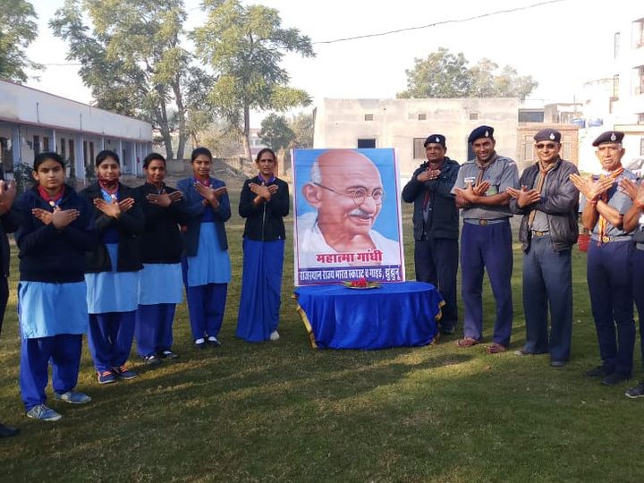 वर्तमान पीढ़ी को सत्य अंहिसा और शान्ति के मार्ग पर चलने की प्रेरणा दी गई। - Dainik Bhaskar