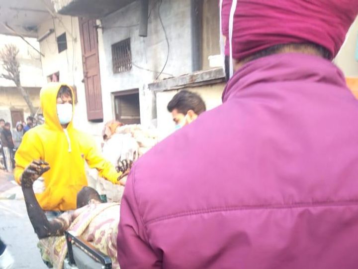 शनिवार सुबह खुद को आग लगाने से गंभीर रूप से झुलसे व्यक्ति को अस्पताल ले जाते लोग। - Dainik Bhaskar
