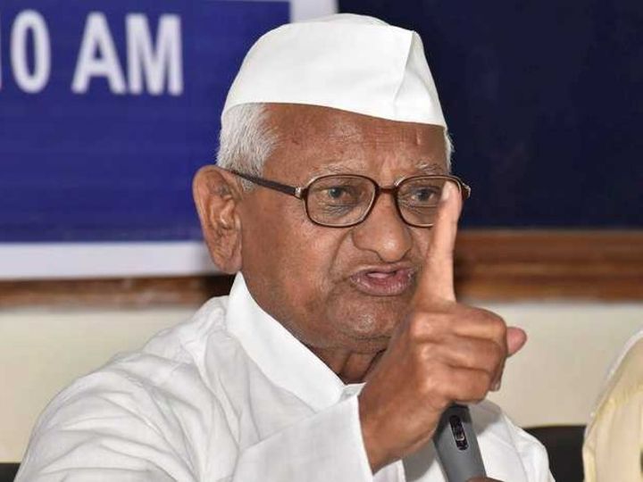 पूर्व सीएम देवेंद्र फडणवीस के साथ मीटिंग के बाद अन्ना हजारे ने आज से शुरू होने वाले अनशन को स्थगित कर दिया था। - Dainik Bhaskar