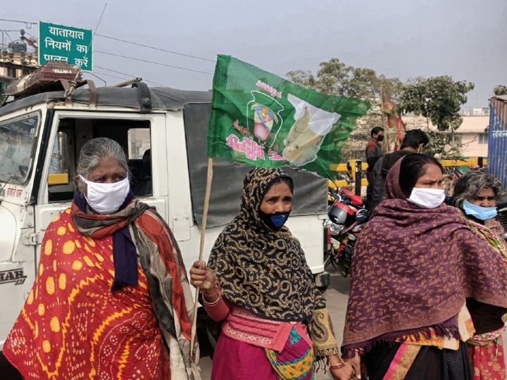 राजद का उल्टा झंडा अपने हाथ में लेकर खड़ी थी महिला। - Dainik Bhaskar