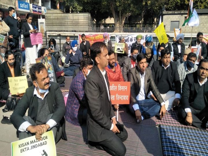 72वें गणतंद्ध दिवस पर दिल्ली के लाल किला पर हुईं हिंसा में वकीलों ने पुलिस और सरकार की भूमिका निंदा करते हुए जिम्मेदारों के विरुद्ध सख्त कार्रवाई की मांग की है। - Dainik Bhaskar