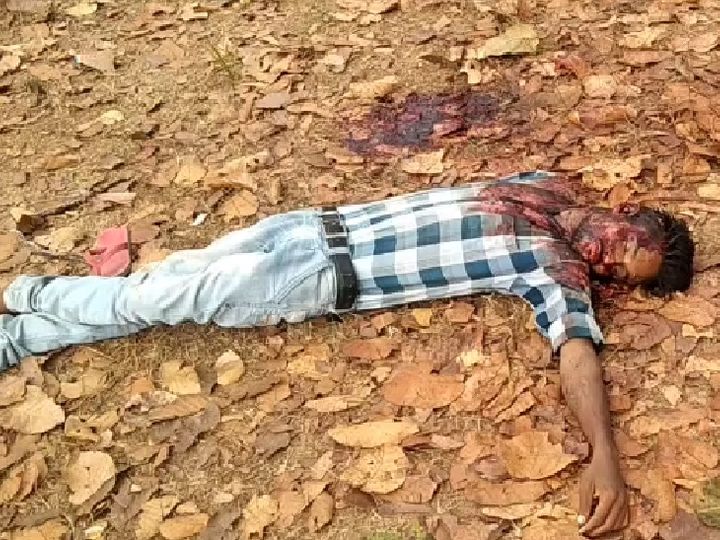 छत्तीसगढ़ के नारायणपुर में नक्सलियों ने अब एक एंबुलेंस चालक की हत्या कर दी है। उसके ऊपर पुलिस का मुखबिर होने का शक जताया है। - Dainik Bhaskar