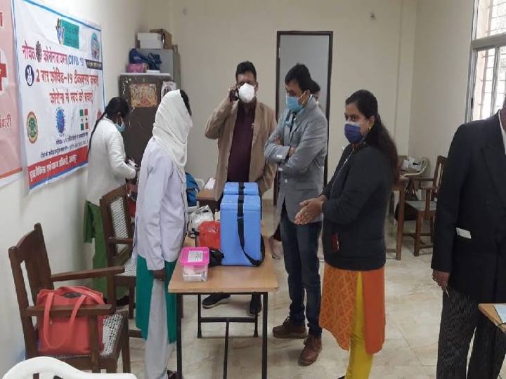 शहर के एक सेंटर्स पर पहुंचे जिला टीकाकरण अधिकारी डॉक्टर शत्रुघन दाहिया। - Dainik Bhaskar