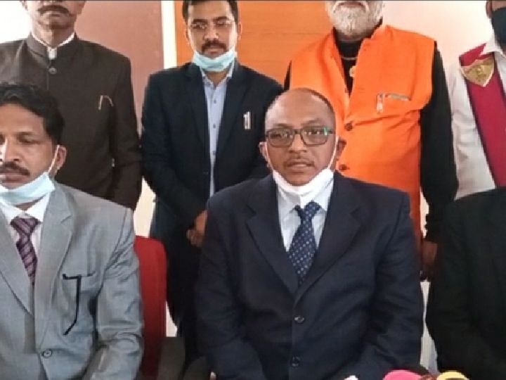 मीडिया से चर्चा करते उज्जैन जिला जज नरेंद्र प्रताप सिंह - Dainik Bhaskar