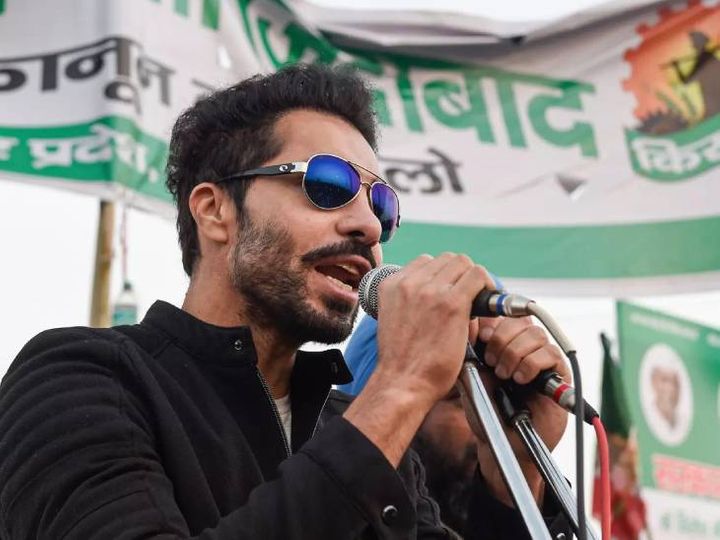लाल किले पर धार्मिक झंडा फहराने के बाद फरार हुए पंजाबी एक्टर दीप सिद्धू ने एक और वीडियो जारी किया है। - Dainik Bhaskar