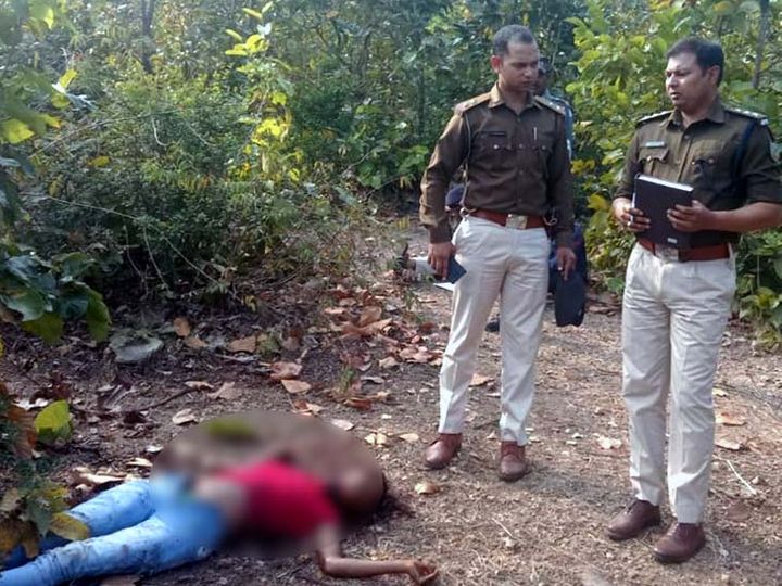 कुछ बच्चे 28 जनवरी को जब नक्सल प्रभावित क्षेत्र मडाईकोना गांव स्थित भथुरा लकड़ा कोना जंगल में गाय चराने पहुंचे, तो उन्होंने जिसी मिंज के शव देखा। (फाइल) - Dainik Bhaskar