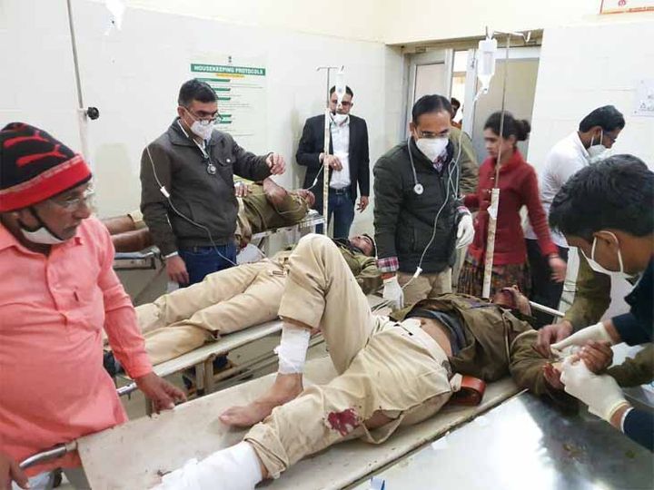 तस्कर का पीछा करने के दौरान जीप पलटने से घायल पुलिसकर्मियों को ओसियां के अस्पताल में चलता इलाज। फोटो रोहित सोनी, ओसियां - Dainik Bhaskar