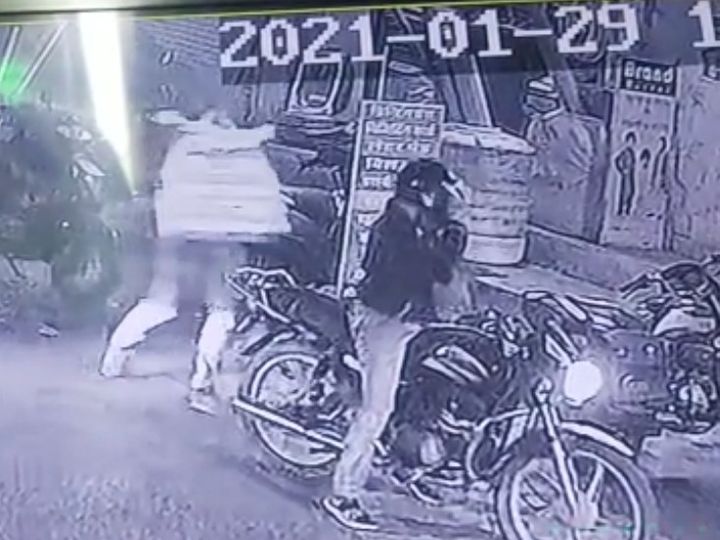 कोटा में बाइक सवार बदमाशों ने 15 सेंकड में स्कूटी से बेग चोरी किया - Dainik Bhaskar