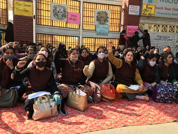 SDVM स्कूल के बाहर धरने पर बैठीं शिक्षिकाएं। - Dainik Bhaskar