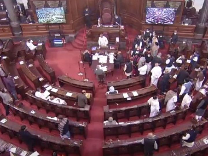 विपक्ष ने राज्यसभा में जमकर हंगामा किया। वेल के नजदीक आकर विपक्ष के सदस्यों ने नारेबाजी की। - Dainik Bhaskar