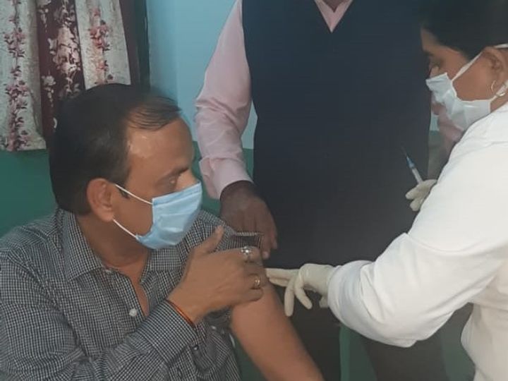 बीकानेर के आरसीएचओ डॉ. राजेश गुप्ता ने अपना वैक्सीनेशन करवाया। - Dainik Bhaskar