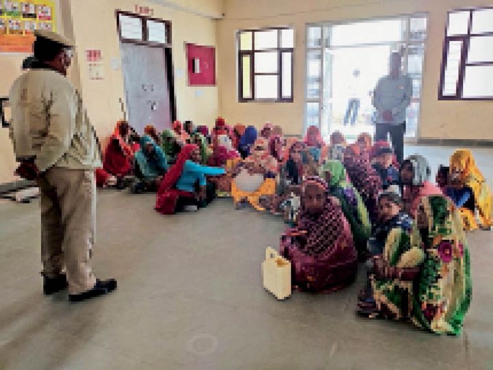 पेयजल की किल्लत चार साल से पानी की किल्लत, एसडीएम कार्यालय में मटके लेकर बैठी महिलाएं