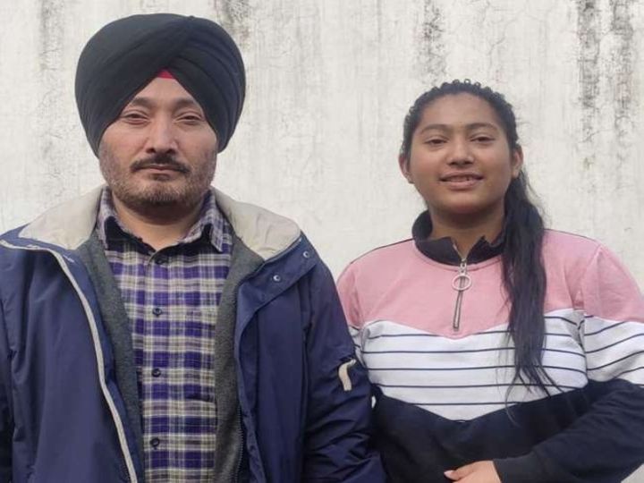 प्रीतम लाल ने बेटी की बहादुरी पर नाज करते हुए कहा कि दीक्षा बचपन से ही ऐसी है। - Dainik Bhaskar