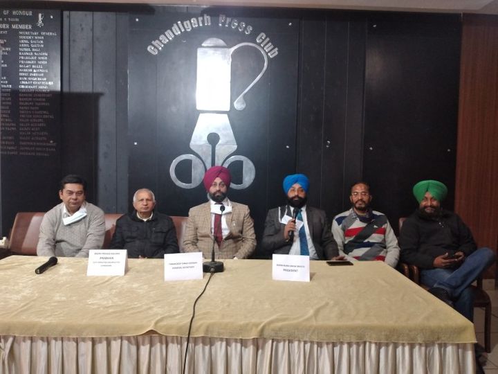 ग्रेवाल और भट्टी ने बताया कि PGI की एंप्लॉई यूनियन (नॉन-फैकल्टी) की विफलता के बाद संघ दोनों मुद्दों का प्रतिनिधित्व कर रहा है और यह एक वर्ष से अधिक समय से है कि PGI प्रशासन मिडिल ऑफिसर की भागीदारी के कारण इस मुद्दे पर चर्चा और विचार-विमर्श करने में भी विफल रहा है। - Dainik Bhaskar