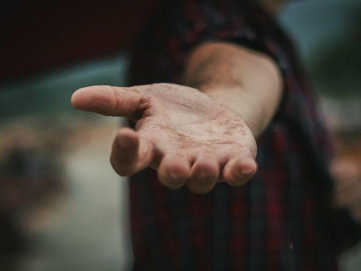 मानव तस्करी विरोधी यूनिट की कार्रवाई 5 बच्चों काे भिक्षावृति से मुक्त कराया, शपथपत्र लेकर परिजनों काे सौंप दिया